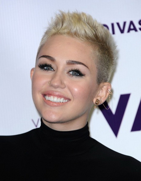 Miley cyrus cheveux court miley-cyrus-cheveux-court-55_3 