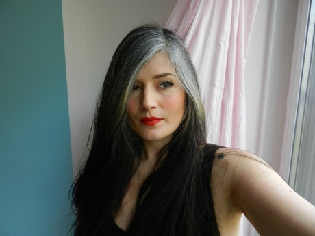 Cheveux gris femme jeune cheveux-gris-femme-jeune-03_14 