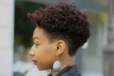 Coiffure afro court femme