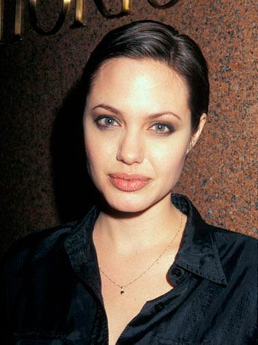 Angelina jolie cheveux courts angelina-jolie-cheveux-courts-59_5 