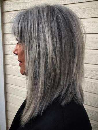 Cheveux gris mi long