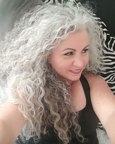 Coupe de cheveux frisés femme 50 ans
