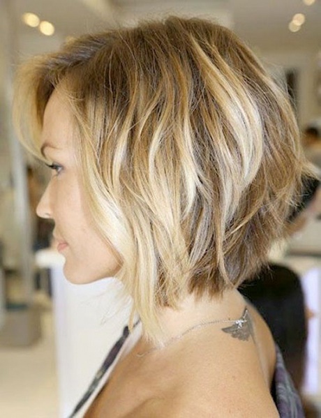 Coiffure carre court blond