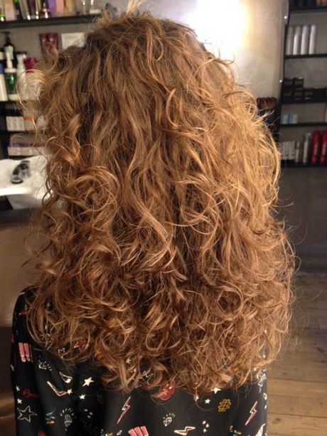 Coupe cheveux long frisés femme coupe-cheveux-long-frises-femme-13_2 