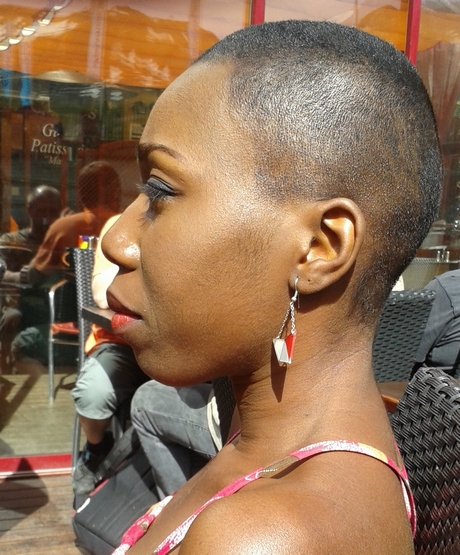 Coupe rasee femme noire