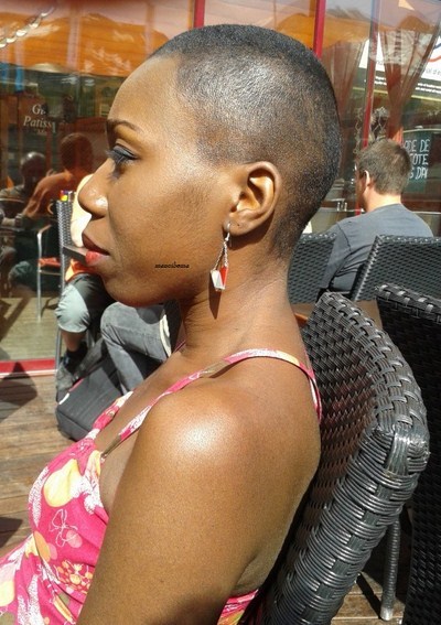 Coupe rasee femme noire